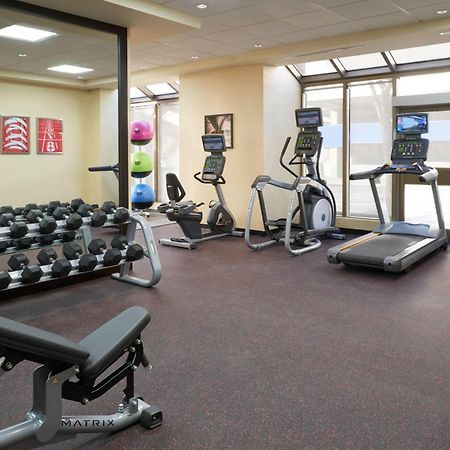Towneplace Suites By Marriott Уиндзор Екстериор снимка