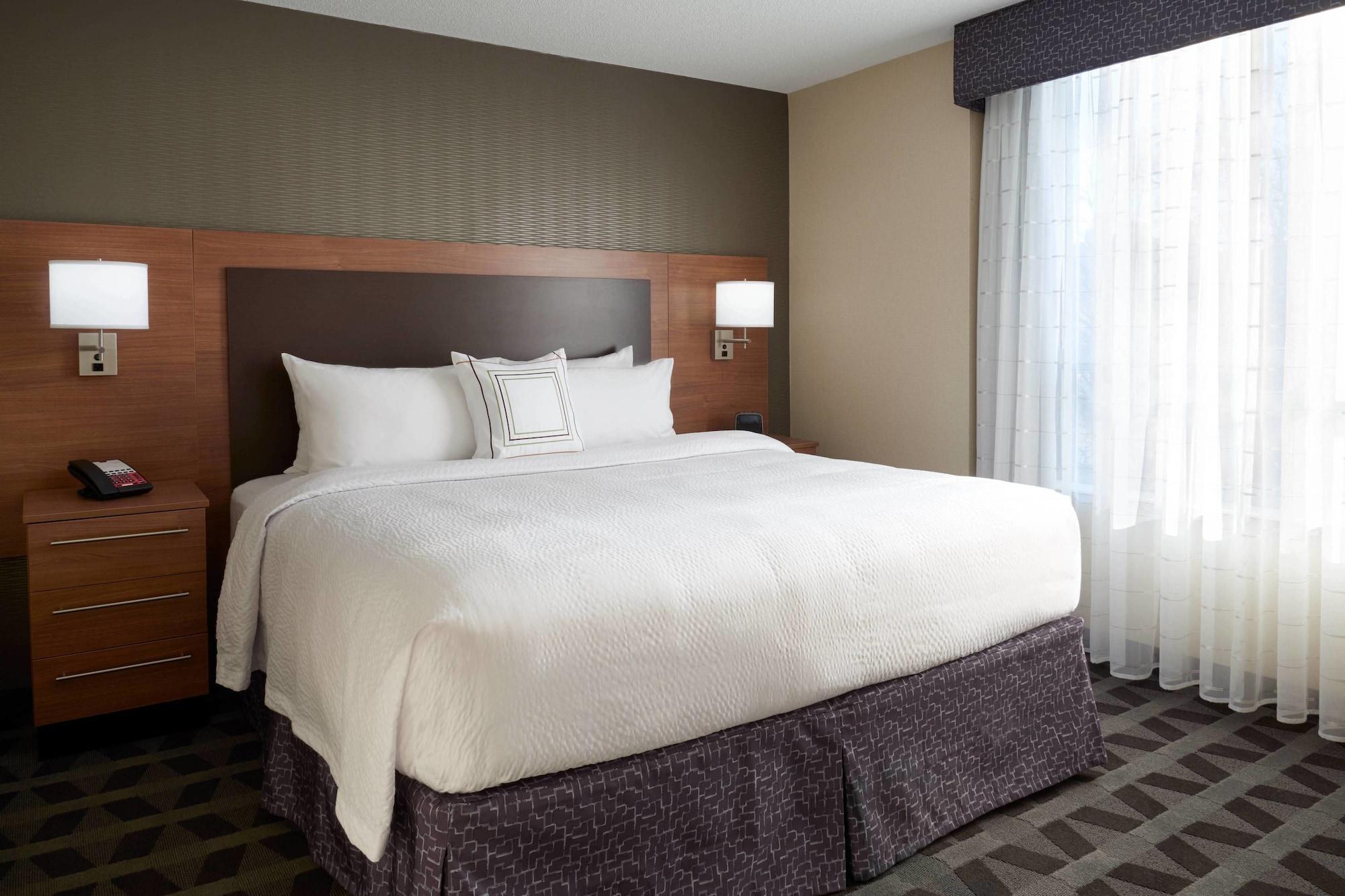 Towneplace Suites By Marriott Уиндзор Екстериор снимка