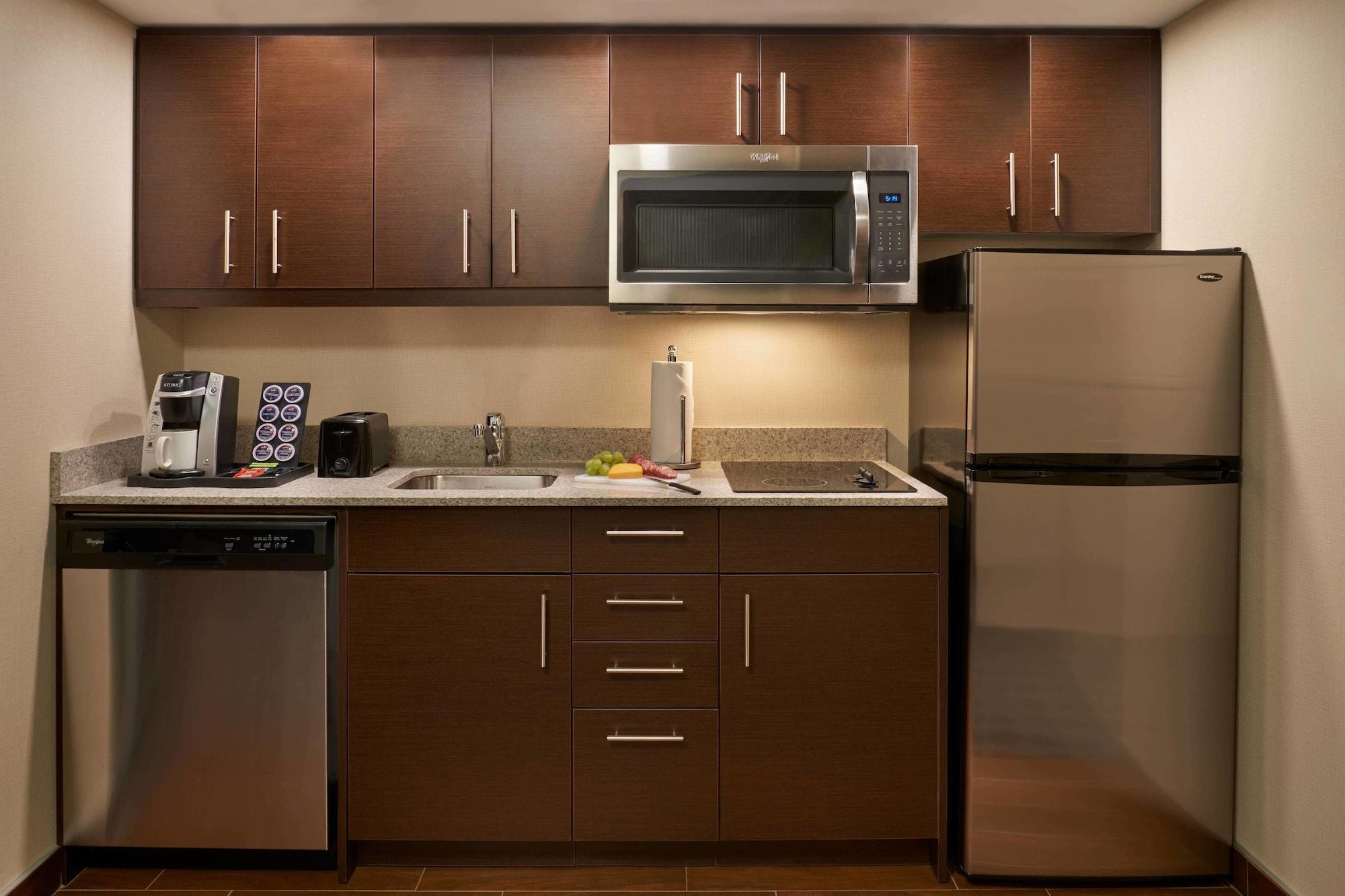 Towneplace Suites By Marriott Уиндзор Екстериор снимка