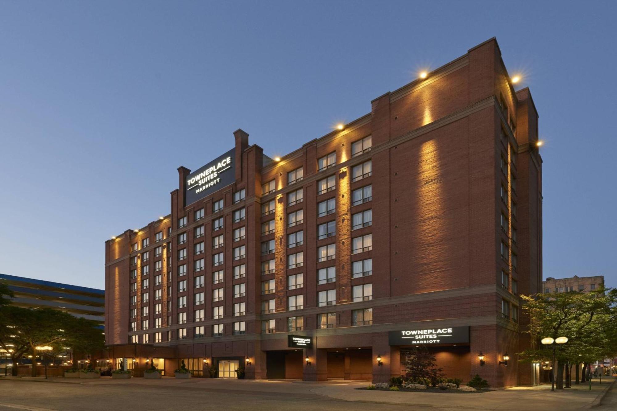 Towneplace Suites By Marriott Уиндзор Екстериор снимка
