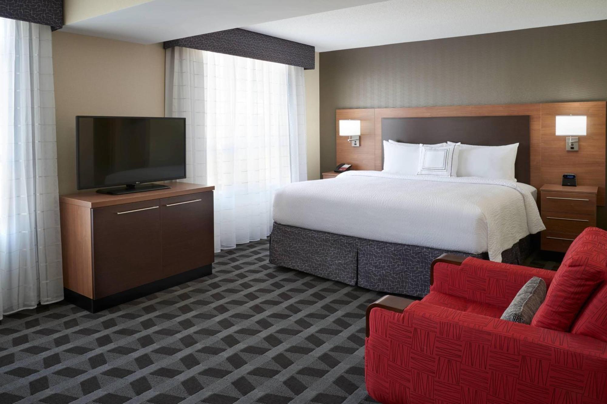 Towneplace Suites By Marriott Уиндзор Екстериор снимка