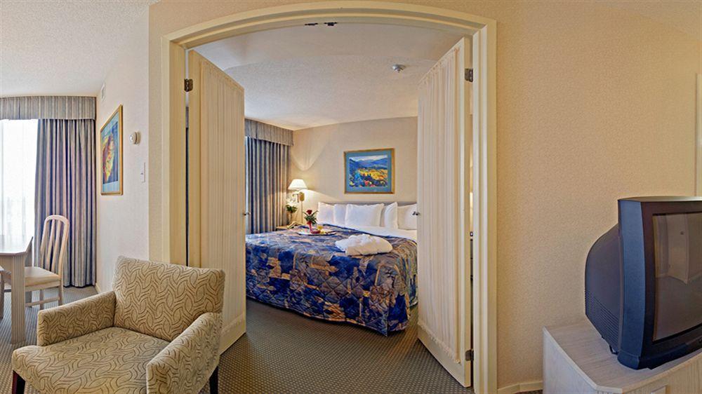 Towneplace Suites By Marriott Уиндзор Екстериор снимка