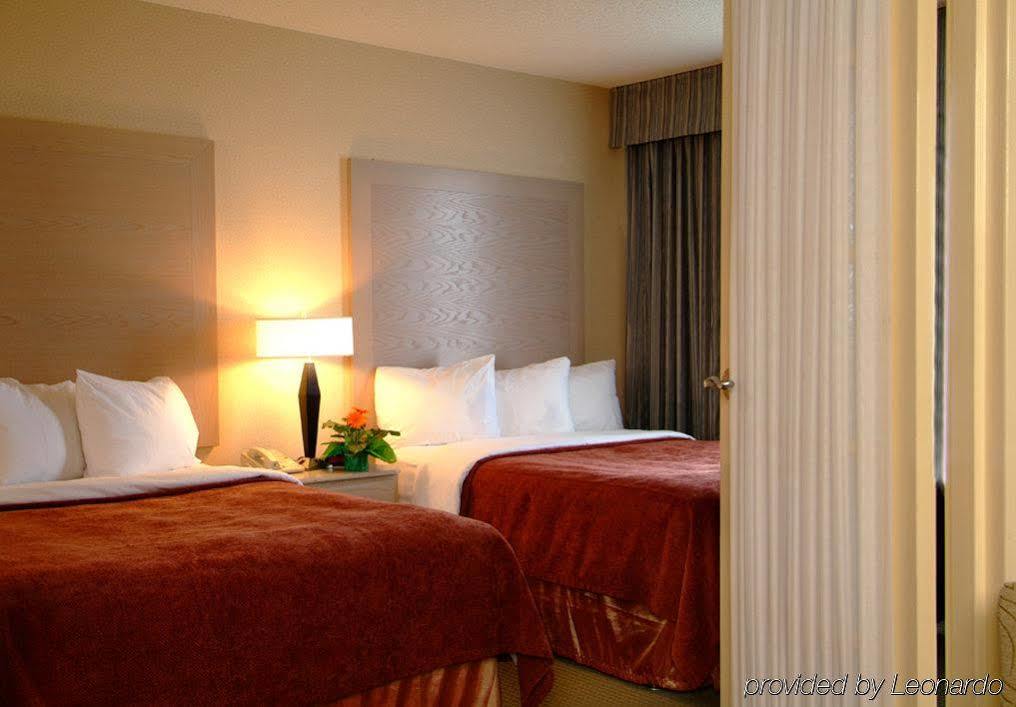 Towneplace Suites By Marriott Уиндзор Екстериор снимка