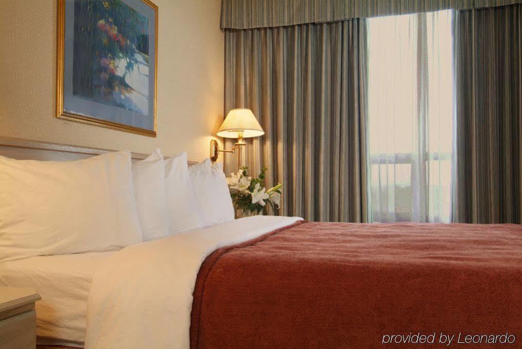 Towneplace Suites By Marriott Уиндзор Екстериор снимка